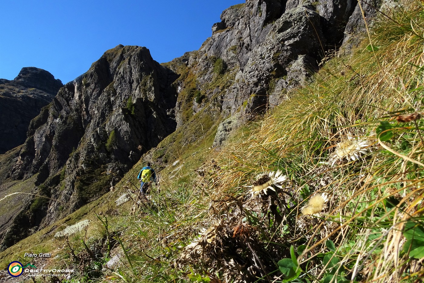 21  Sul sentiero 108 con vista verso il canalino di salita .JPG -                                